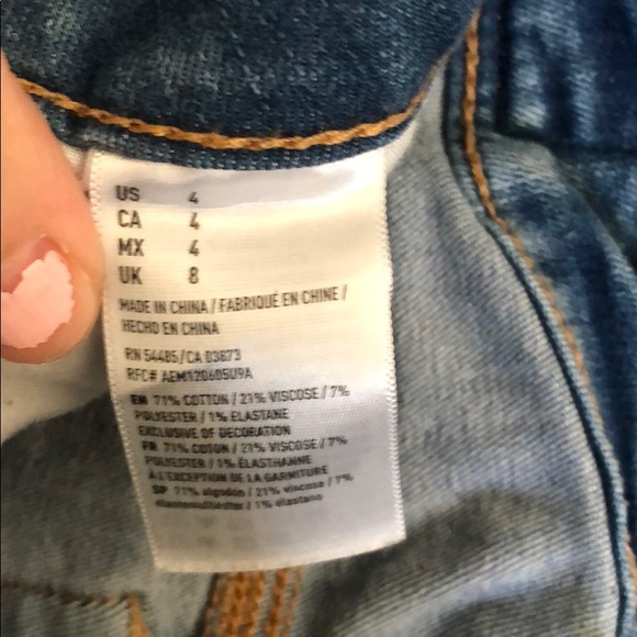 American Eagle Midi Shorts. Size: 4 - Picture 2 of 4